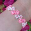 Růžovo-bílý korálkový náramek (bižuterie), zdvojené květy