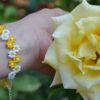 Žluto-bílé zdvojené květy korálkový náramek na ruce
